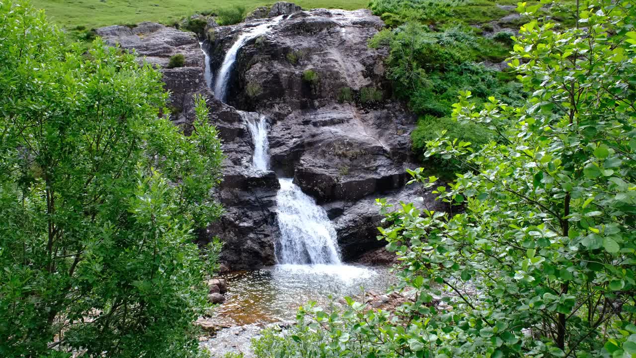 格伦科，苏格兰风景如画的瀑布视频素材