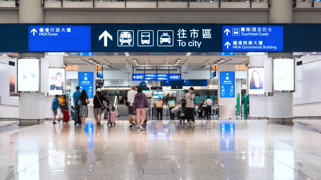 香港国际机场出口，亚洲旅客带着行李走过。海外运输，航空运输业务，亚洲旅游生活方式理念视频素材