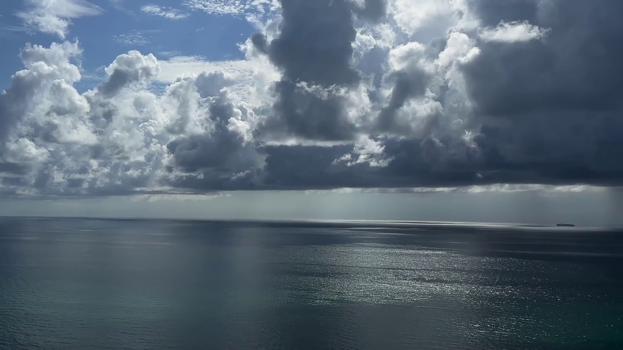 海上的暴风雨云视频素材