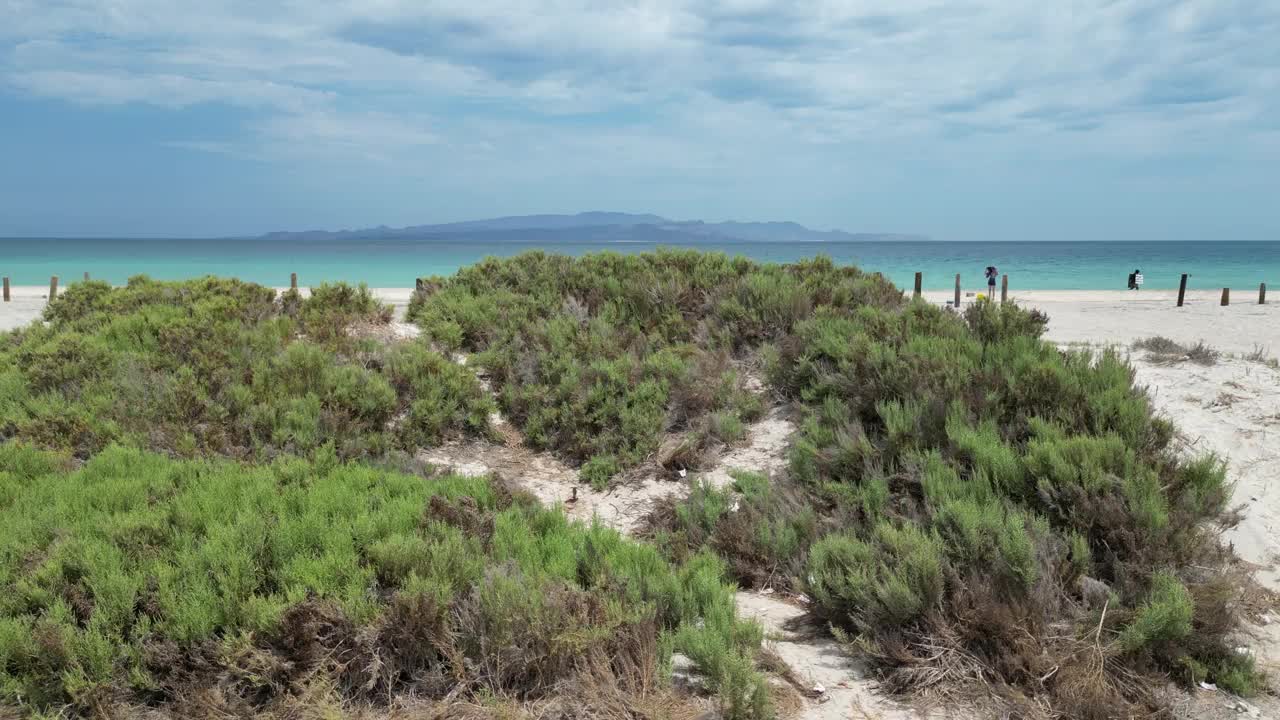 埃尔·特科洛特海滩和地平线上的圣灵岛视频下载