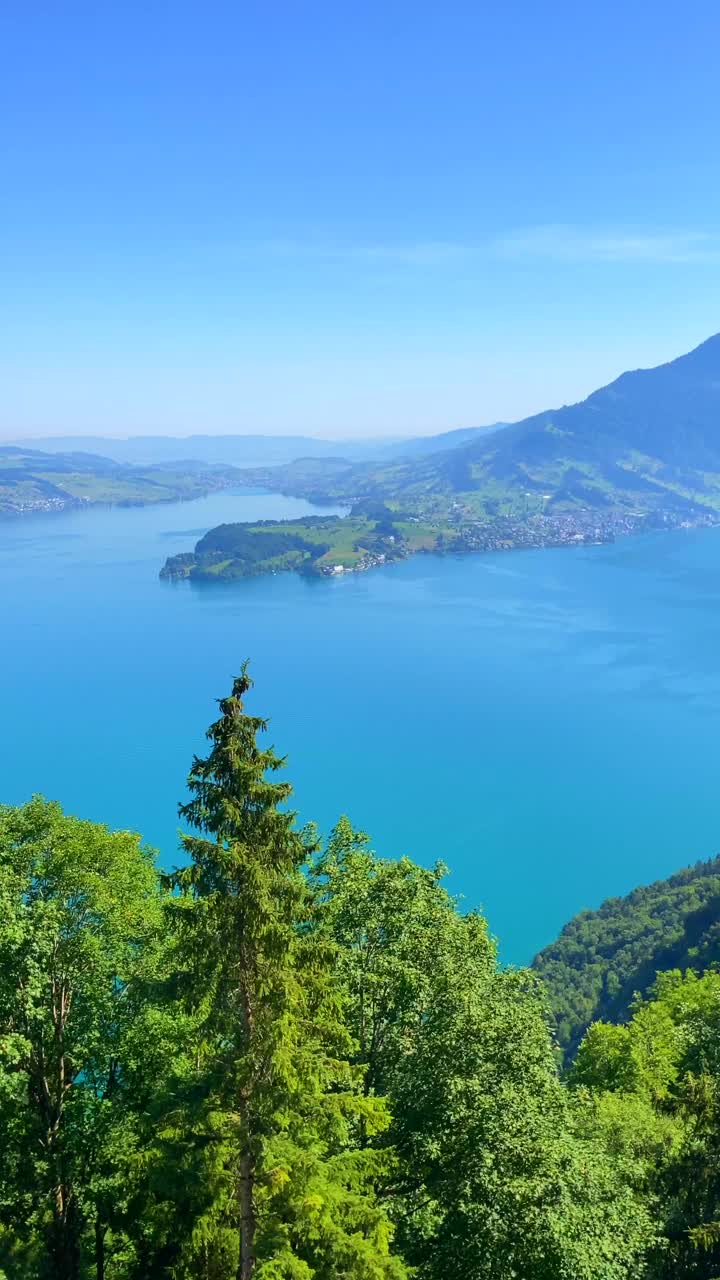 在一个阳光明媚的夏日，山峰和卢塞恩湖的全景视频素材