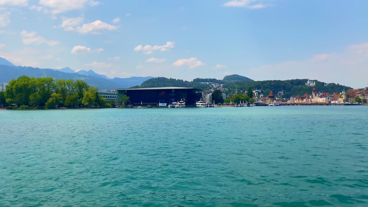 在一个阳光明媚的夏日里，在卢塞恩湖与山景和卢塞恩市一起旅行视频素材