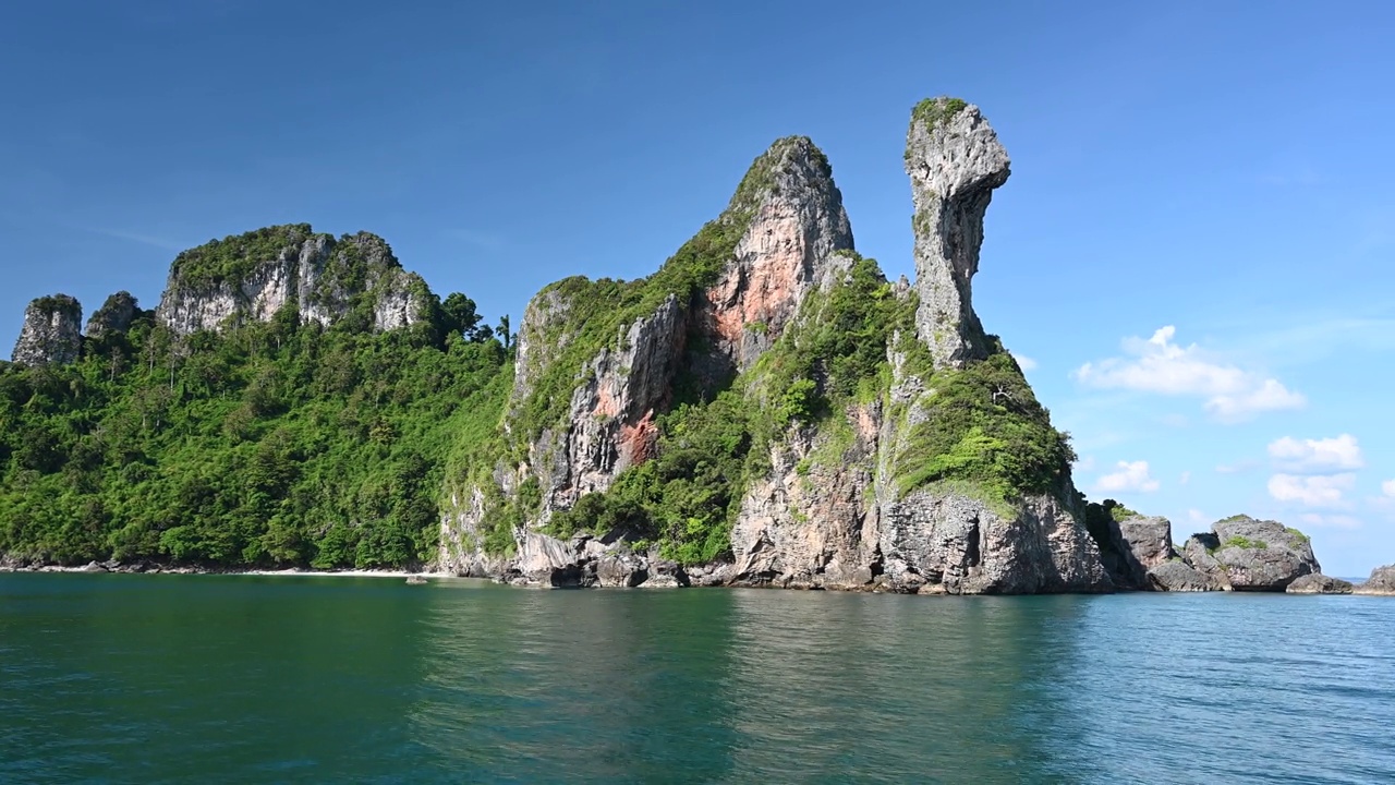 乘船穿越热带岛屿，领略碧蓝的海水，领略泰国甲米的自然风光视频素材