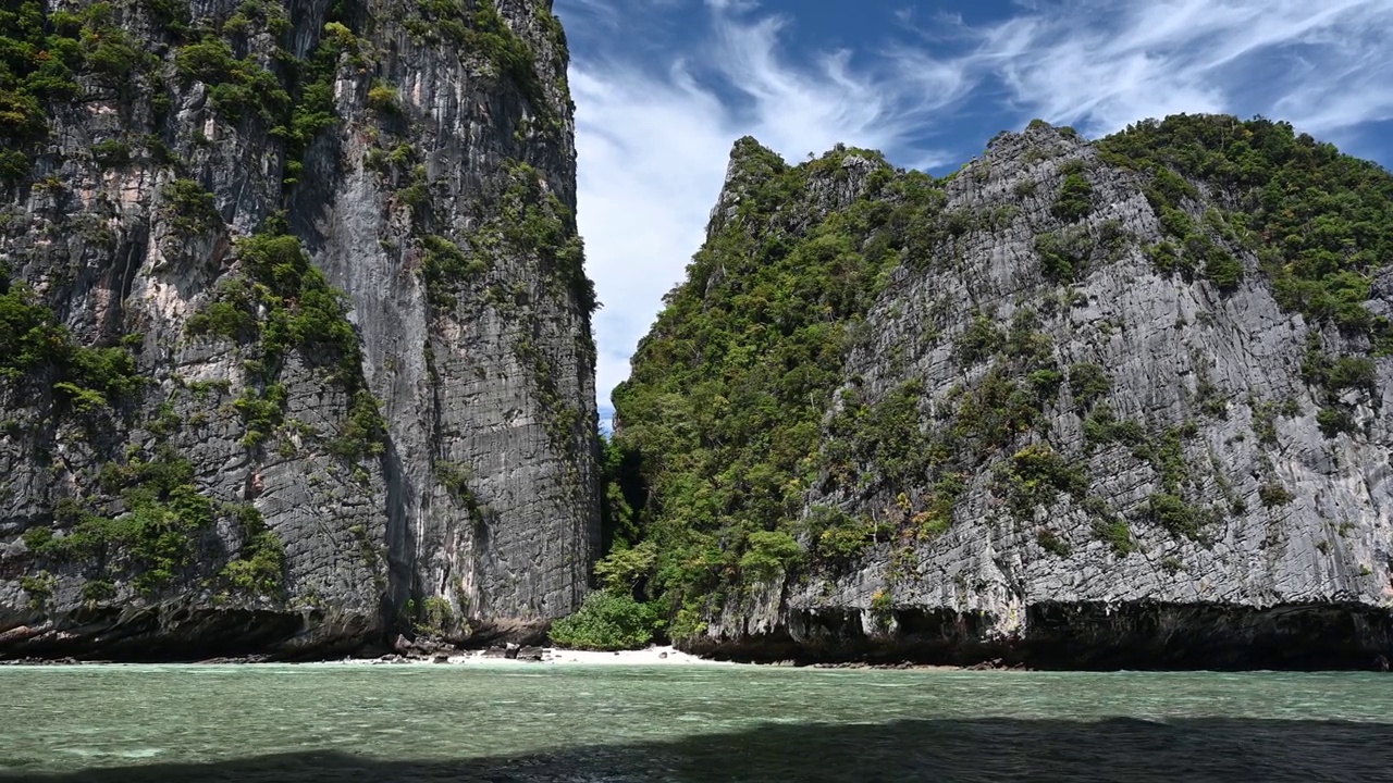 热带岛屿的后景乘船远离皮皮岛与海洋碧蓝的海水，甲米泰国自然景观视频素材