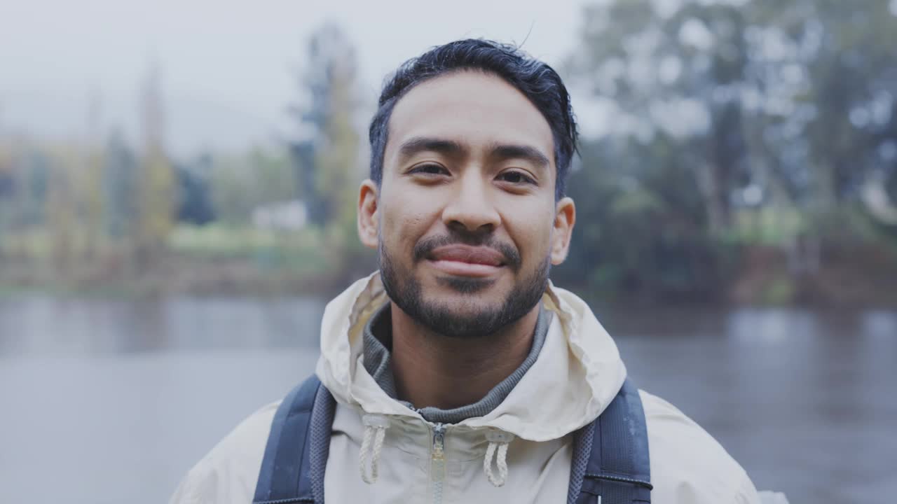 快乐的人，与自然和户外的肖像和徒步旅行，背包在雨林中旅行和旅行。男徒步者，面带兴奋，冒险和徒步旅行，在树林里探险和探索视频素材