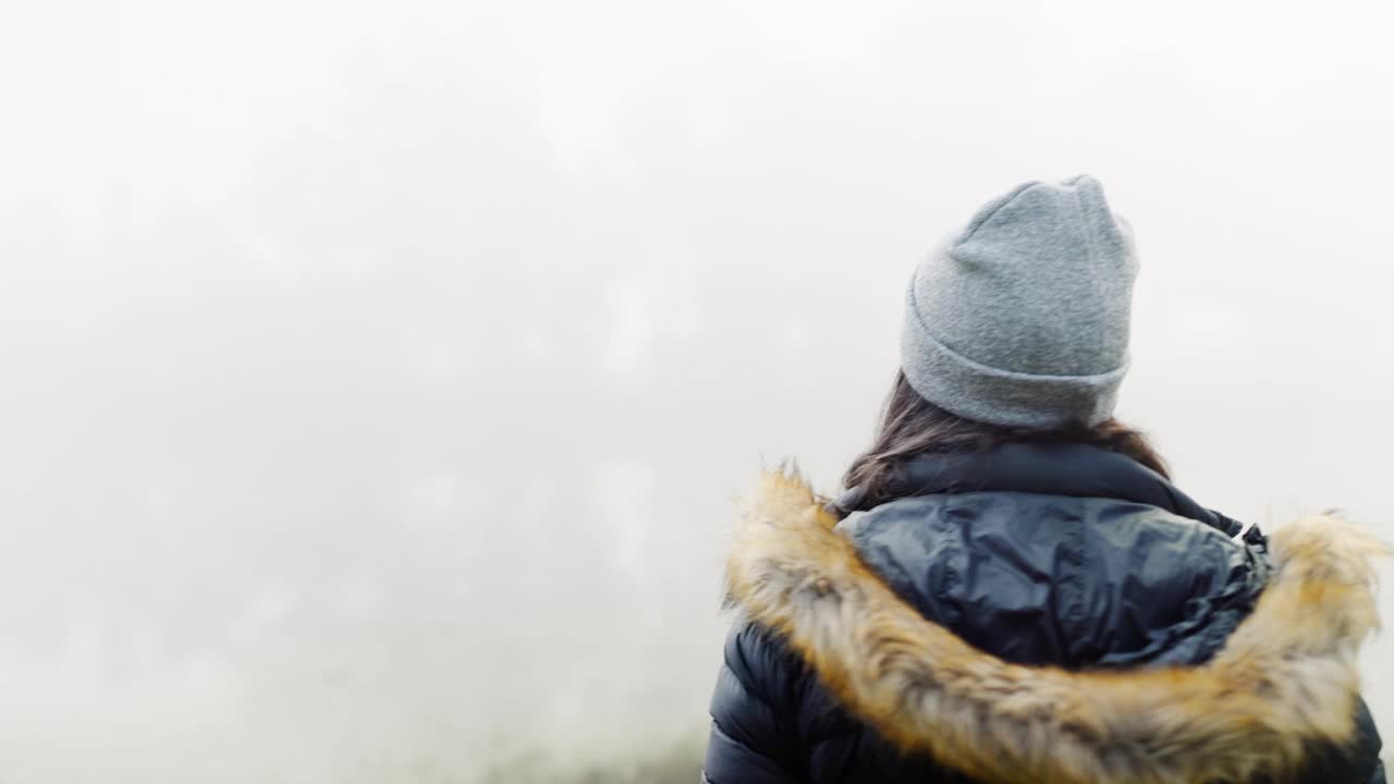 徒步旅行，大自然和一名女子在清晨的森林里一边旅行一边观光。自由，健康和露营与一个迷人的年轻女性徒步旅行者在森林里冒险视频素材