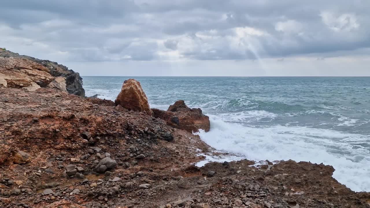 在地中海海岸的石头上冲浪视频素材