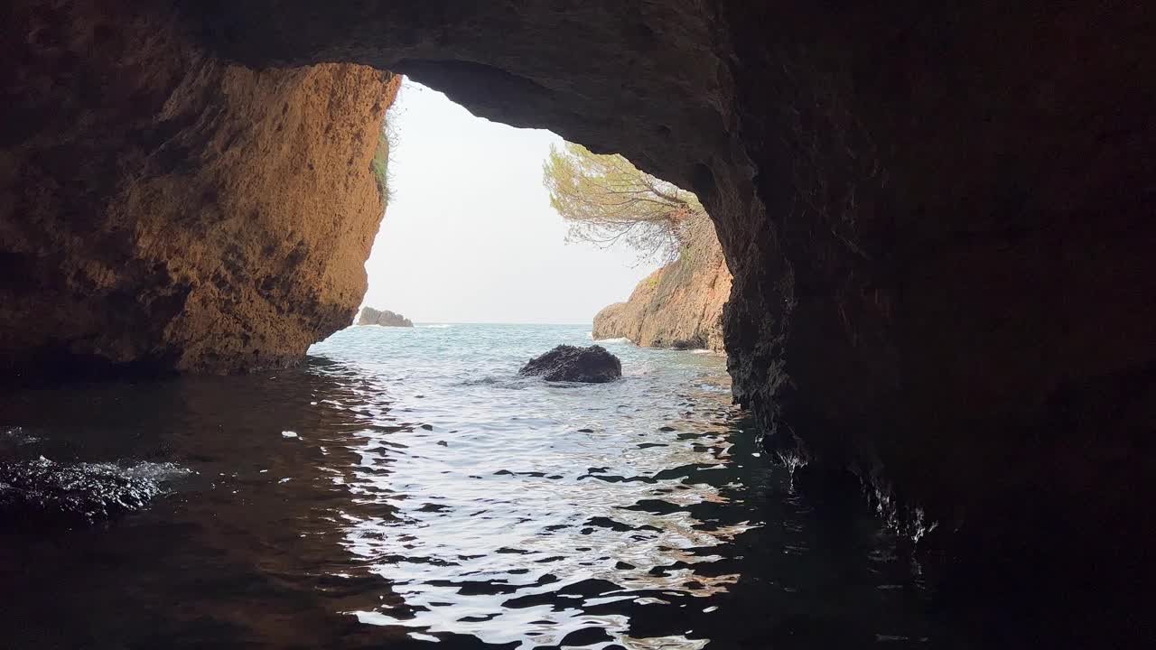 海中黑暗的洞穴。视频素材