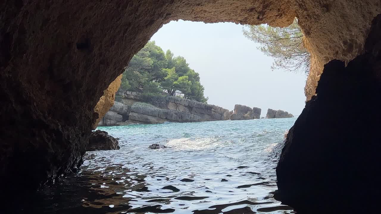 在海上的洞穴洞穴，在岩石海岸的景色。视频素材