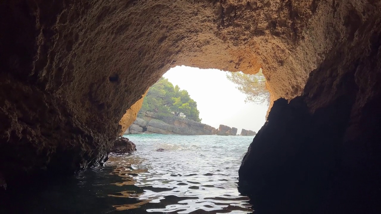 溶洞为地中海天然拱形视频素材