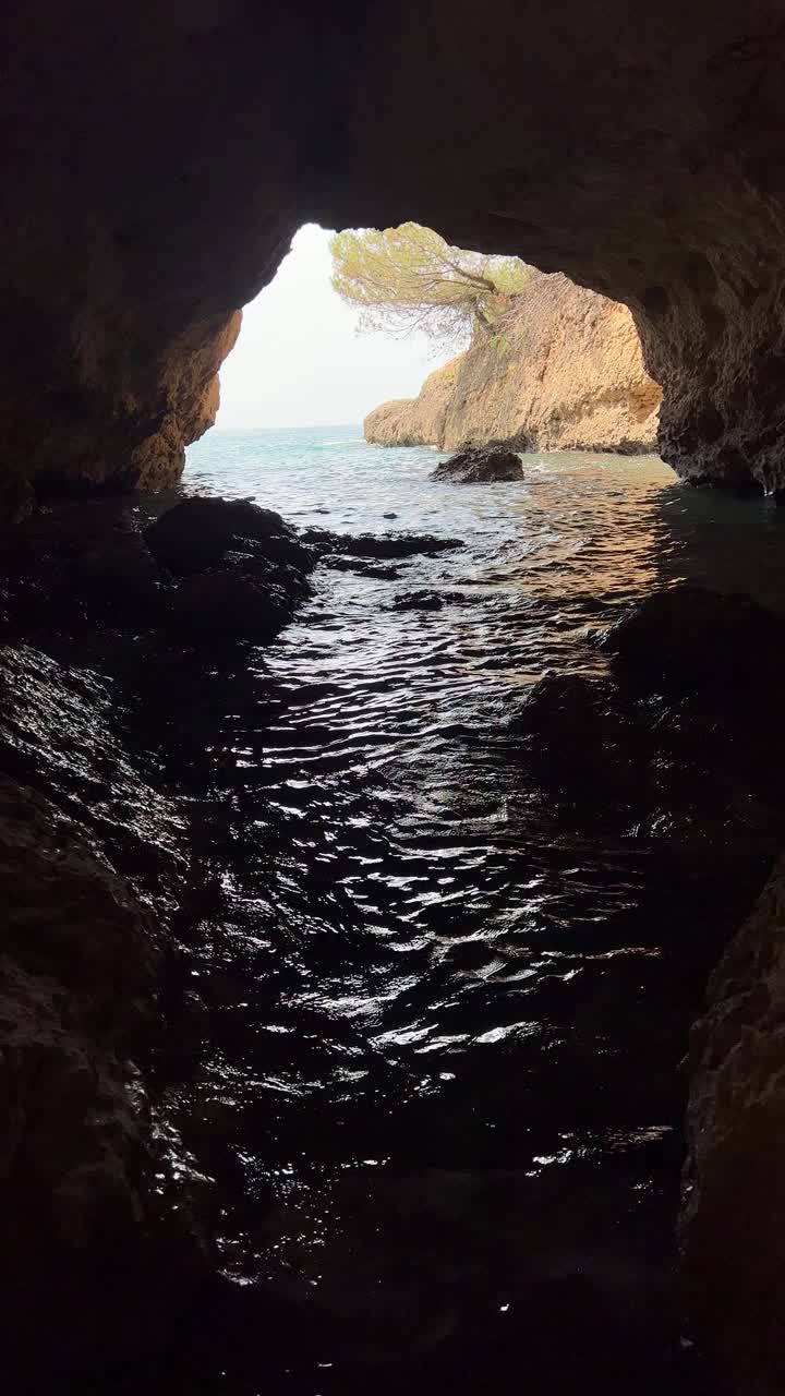 溶洞为地中海天然拱形。视频素材