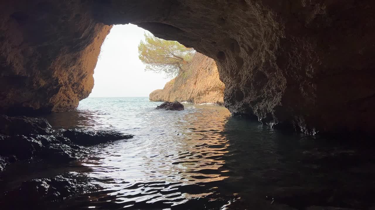 海中的神秘洞穴。视频素材