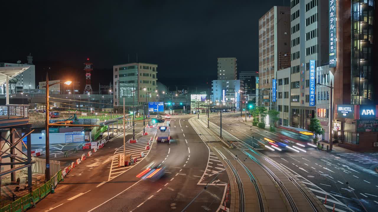 日本九州长崎市主干道上行驶的有轨电车和其他车辆的夜景。东亚城市生活方式交通概念。视频素材