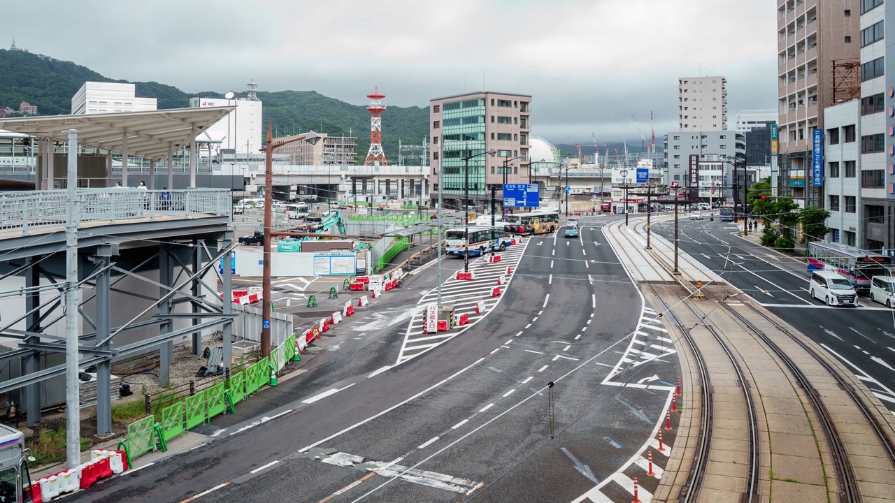 日本九州长崎市主干道上行驶的有轨电车和其他车辆的延时视图。东亚城市生活方式交通概念。视频素材