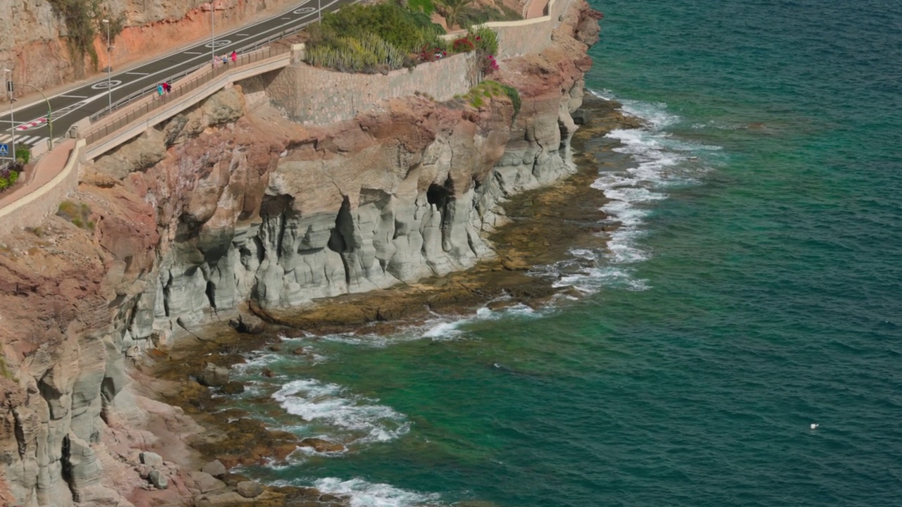 美丽的自然景观，在海岸线上的岩石大西洋海浪。西班牙。大加那利岛。视频素材