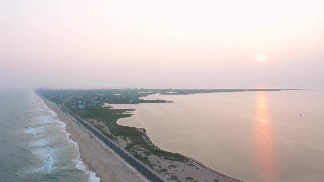 日落时分，哈特拉斯岛沿着海岸向哈特拉斯村的鸟瞰图视频下载