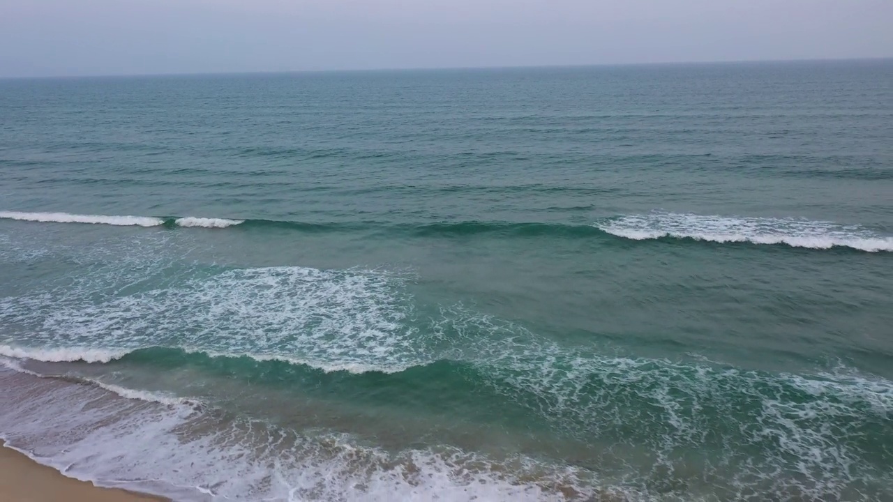 北卡罗莱纳州弗里斯科市海滩上海浪的鸟瞰图视频素材