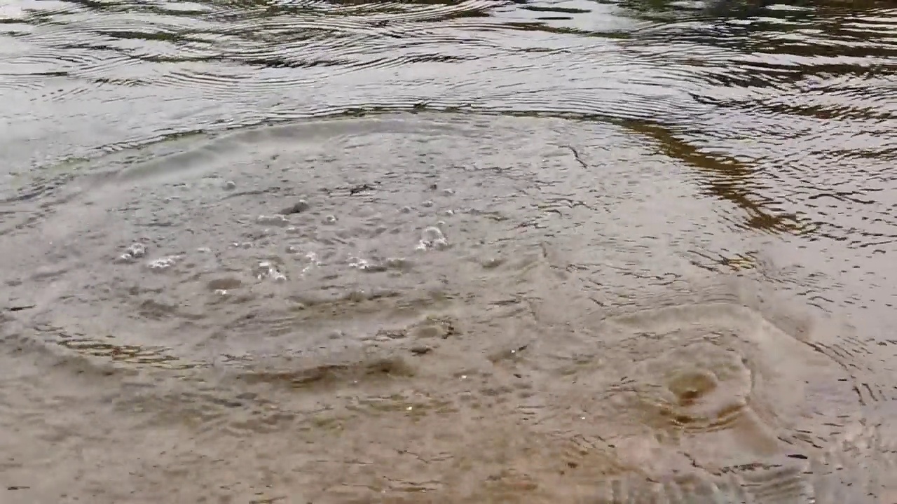 石头掉进水里视频素材