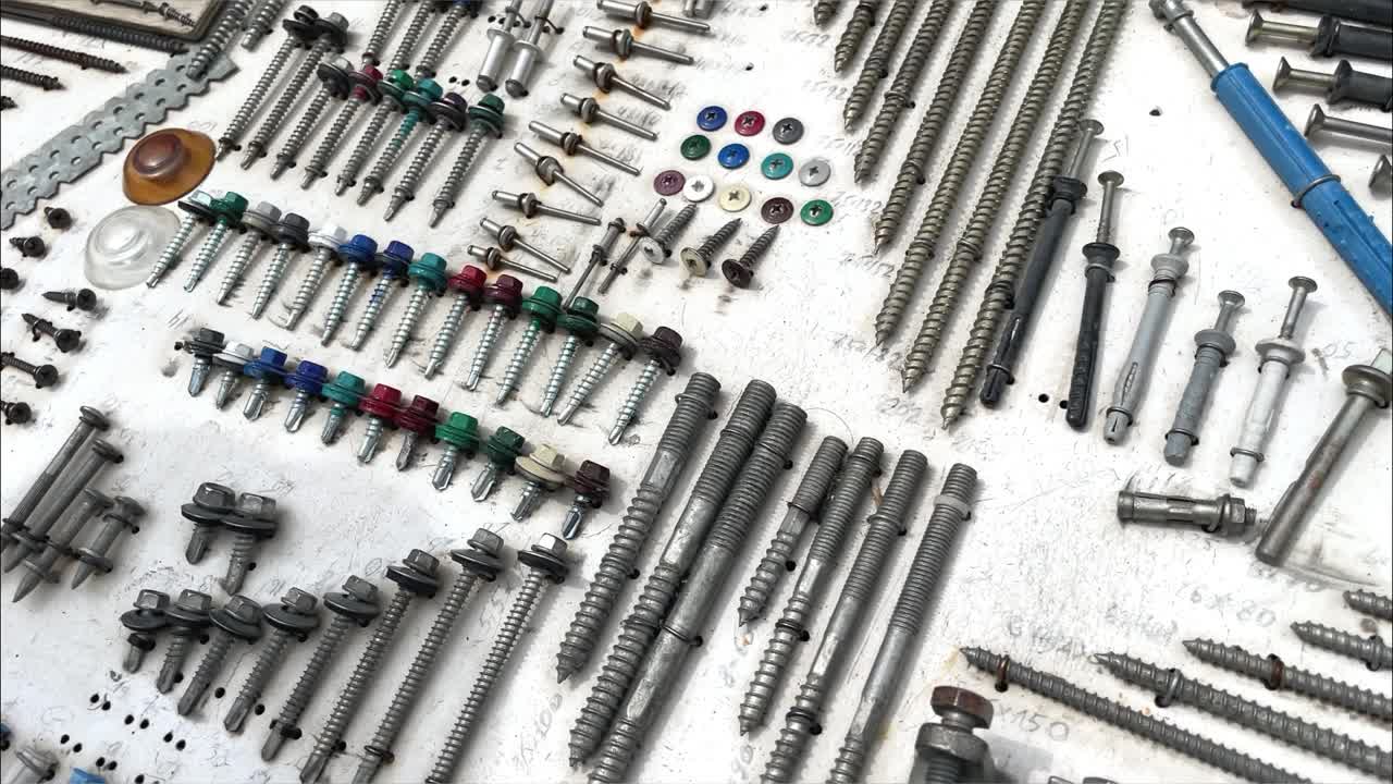 钢架紧固件螺丝、螺栓及螺母在市场上销售。隐藏的金属螺丝。工程、工业车间用螺丝。视频素材