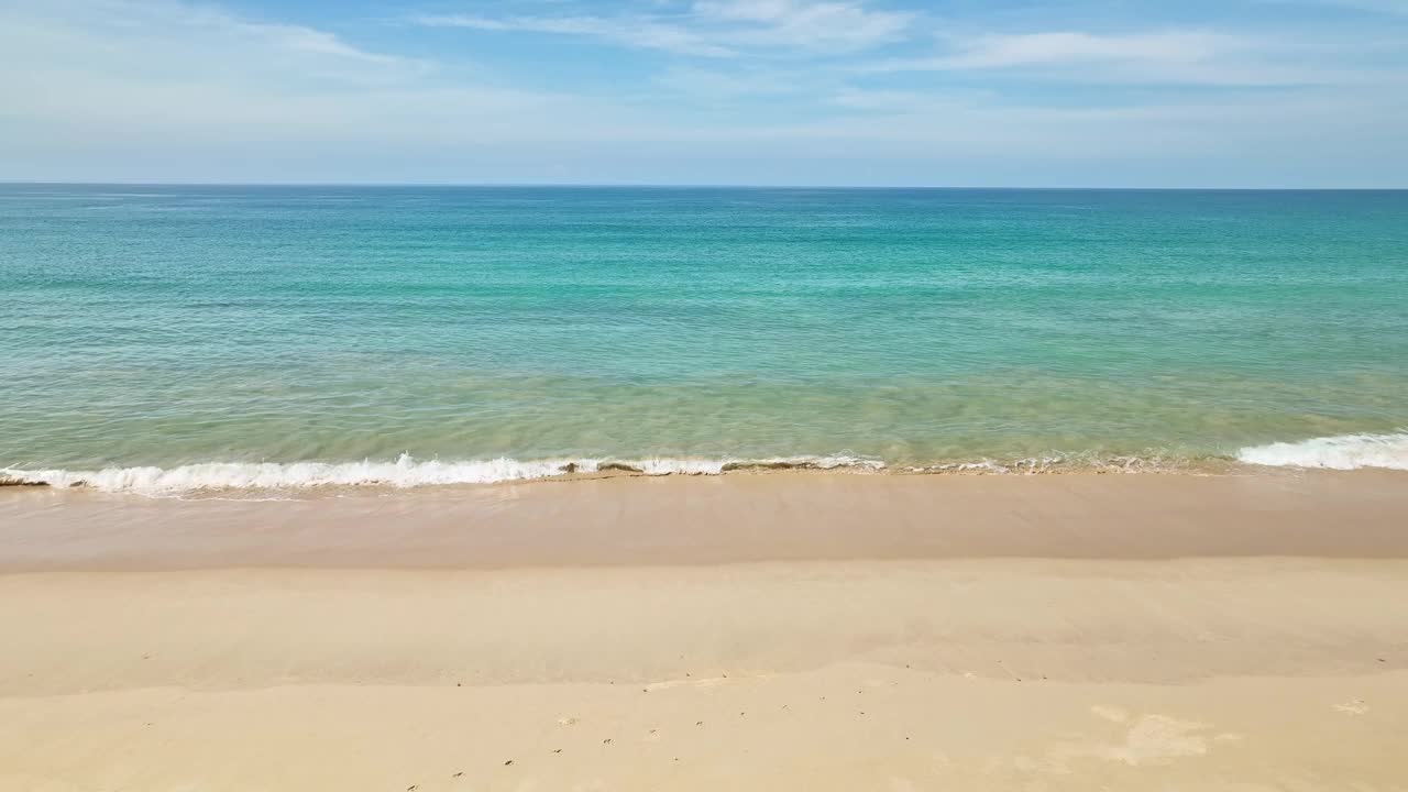 鸟瞰图自顶向下从来没有无尽的海面视图自然背景视频素材