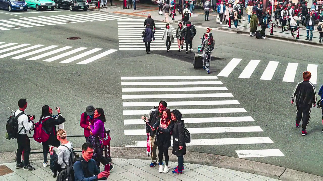 日本东京，一大群行人穿过交通繁忙的道路视频素材