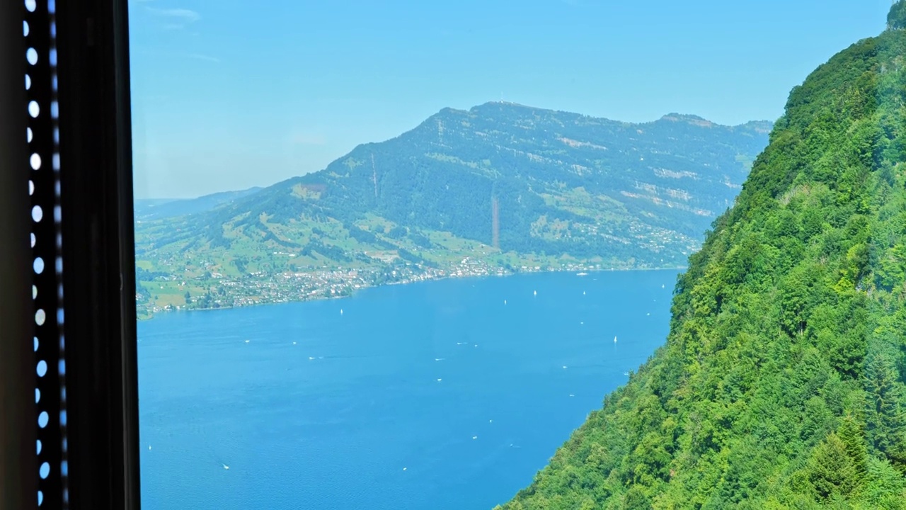 在一个阳光明媚的夏日，从卢塞恩湖和维吉斯市的山景和湖景房间欣赏风景视频素材