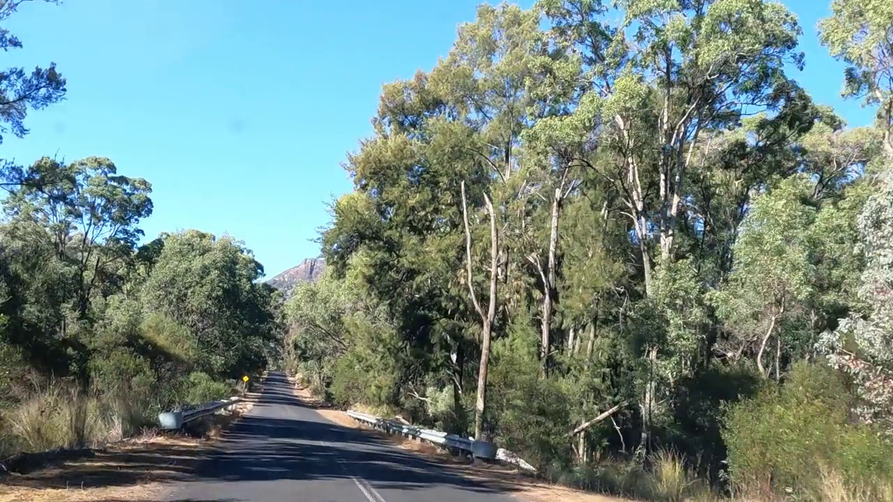 乡村道路，风景镜头与清晰的蓝天视频素材