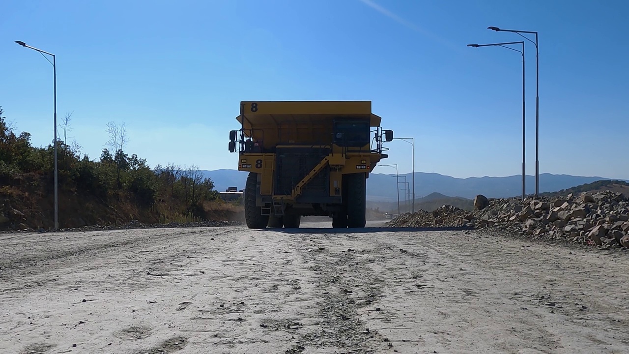 大型采石场自卸车运输矿石，慢动作视频素材