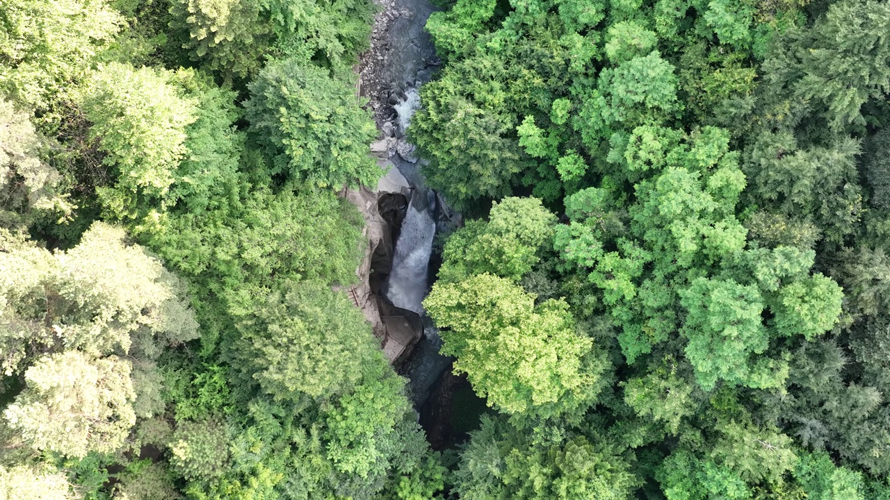 峡谷和瀑布鸟瞰图视频素材