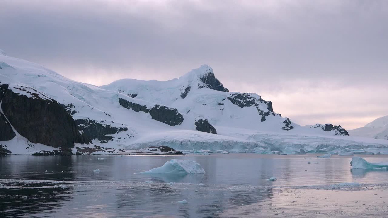 美丽的大自然。南极风景。日落时的冰山、冰川和山脉。气候变化，全球变暖。环境生态学。视频素材