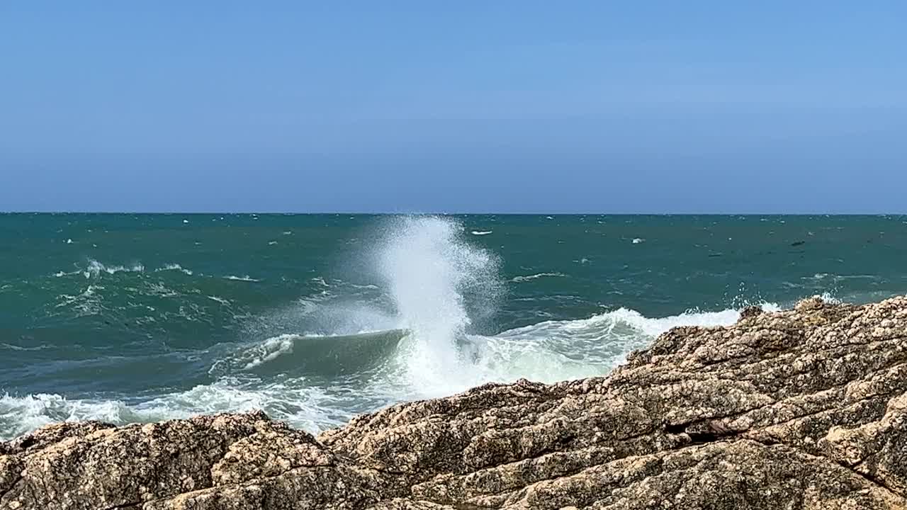 海浪拍打着岩石。视频素材