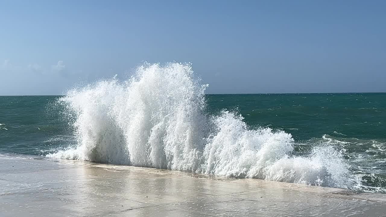 惊涛骇浪拍打着海滩。视频素材