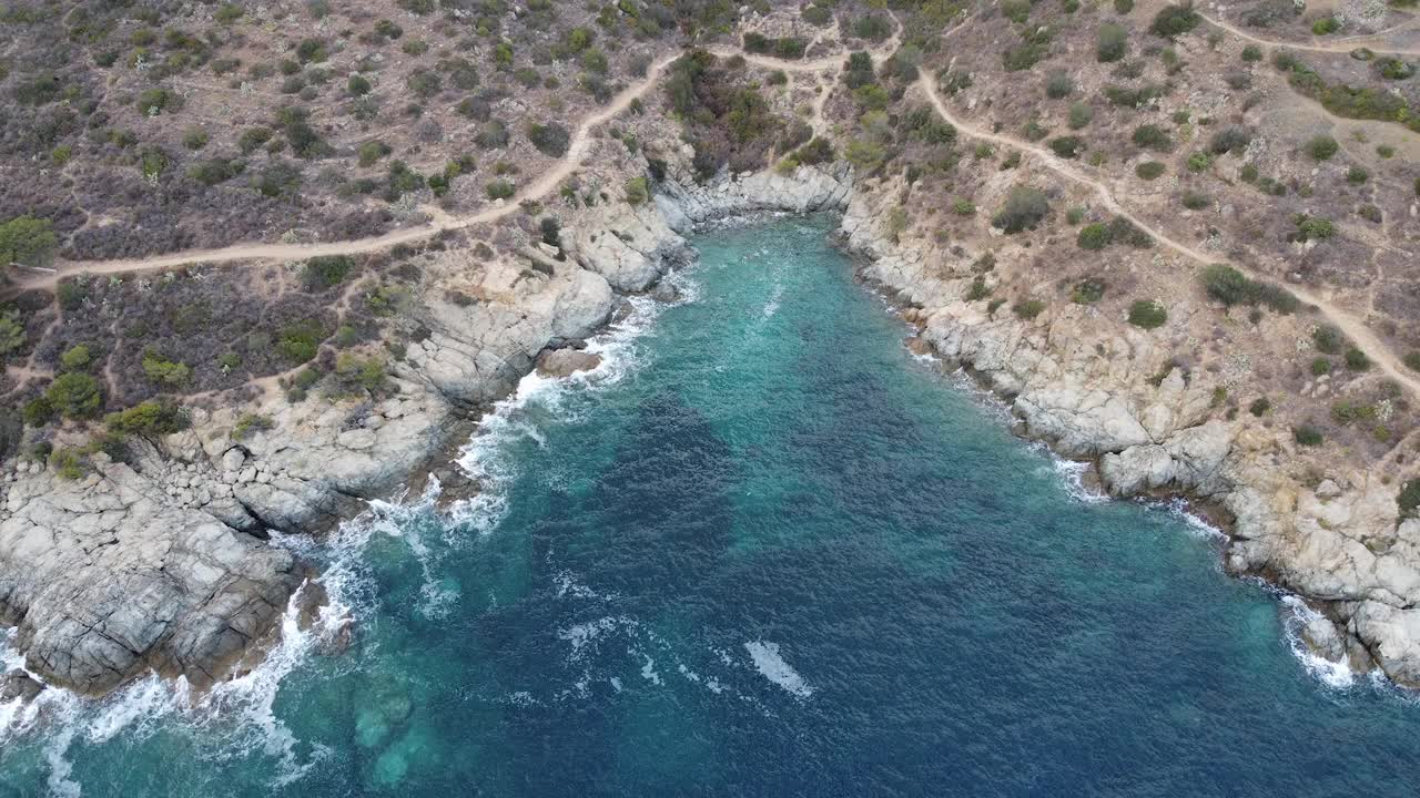 西班牙海岸的鸟瞰图，有蓬塔法尔科内拉悬崖和清澈的海水，加泰罗尼亚。视频下载