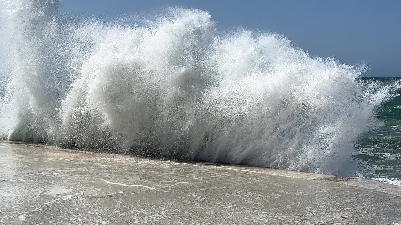 惊涛骇浪拍打着海滩。视频素材