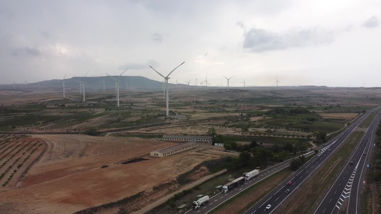 可再生能源和风能:雨后在棕色山谷中工作的风力涡轮机视频下载