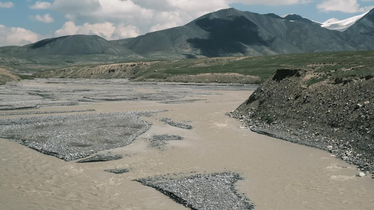 卡拉塞河在山区视频素材