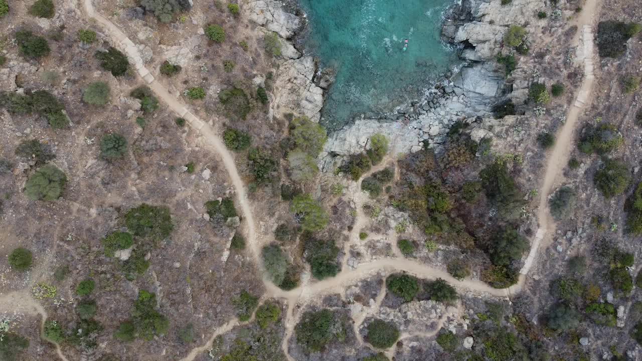 在一个完美的夏日，俯瞰多岩石的西班牙海岸线视频下载