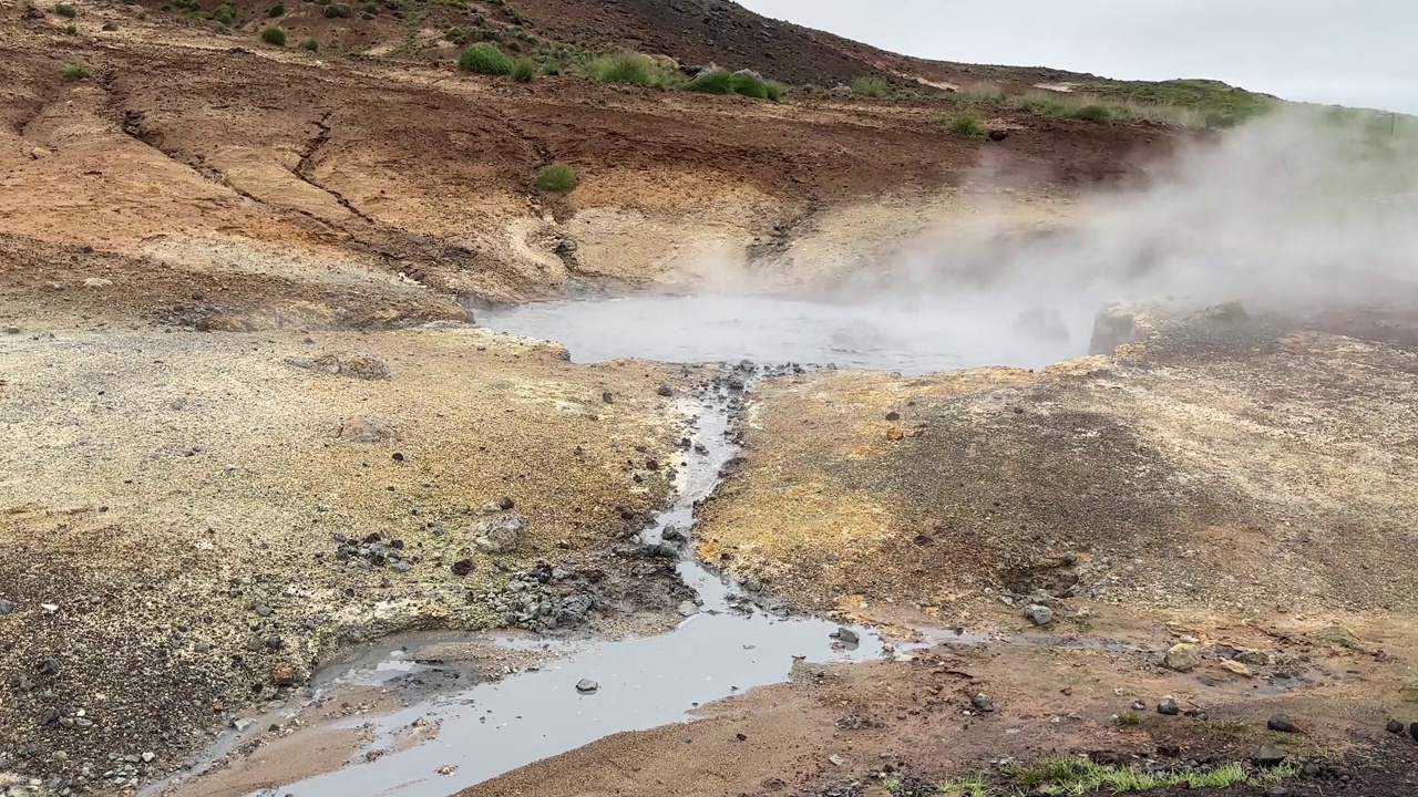 来自冰岛雷克雅斯半岛塞尔顿地热区的危险温泉的蒸汽视频下载