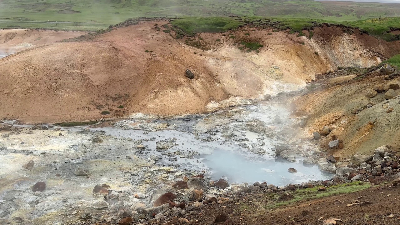 来自冰岛雷克雅斯半岛塞尔顿地热区的危险温泉的蒸汽视频下载