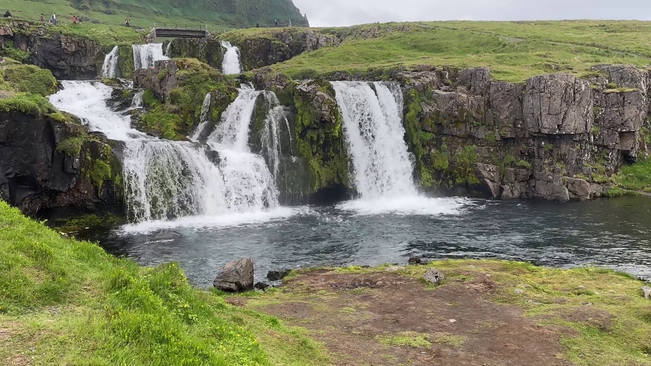 Kirkjufellsfoss瀑布和山，在冰岛的Snaefellsnes半岛视频下载