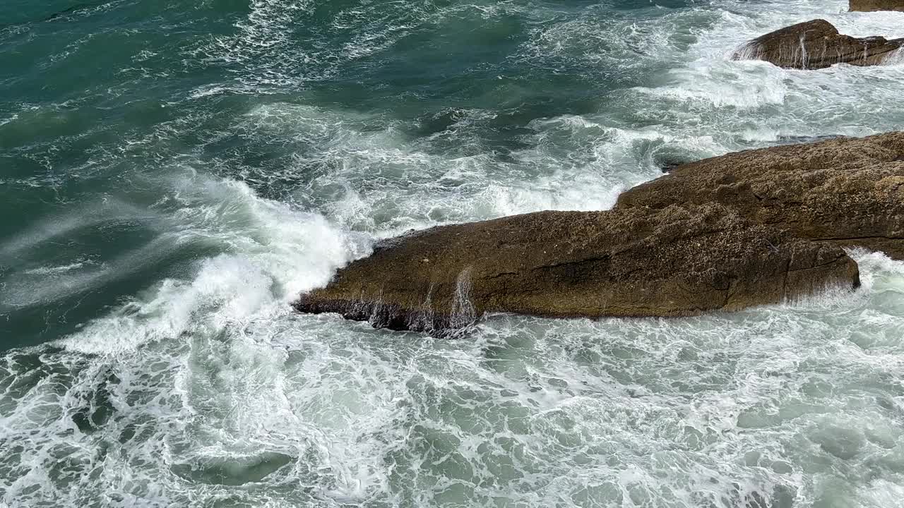 海浪拍击岩石。视频素材