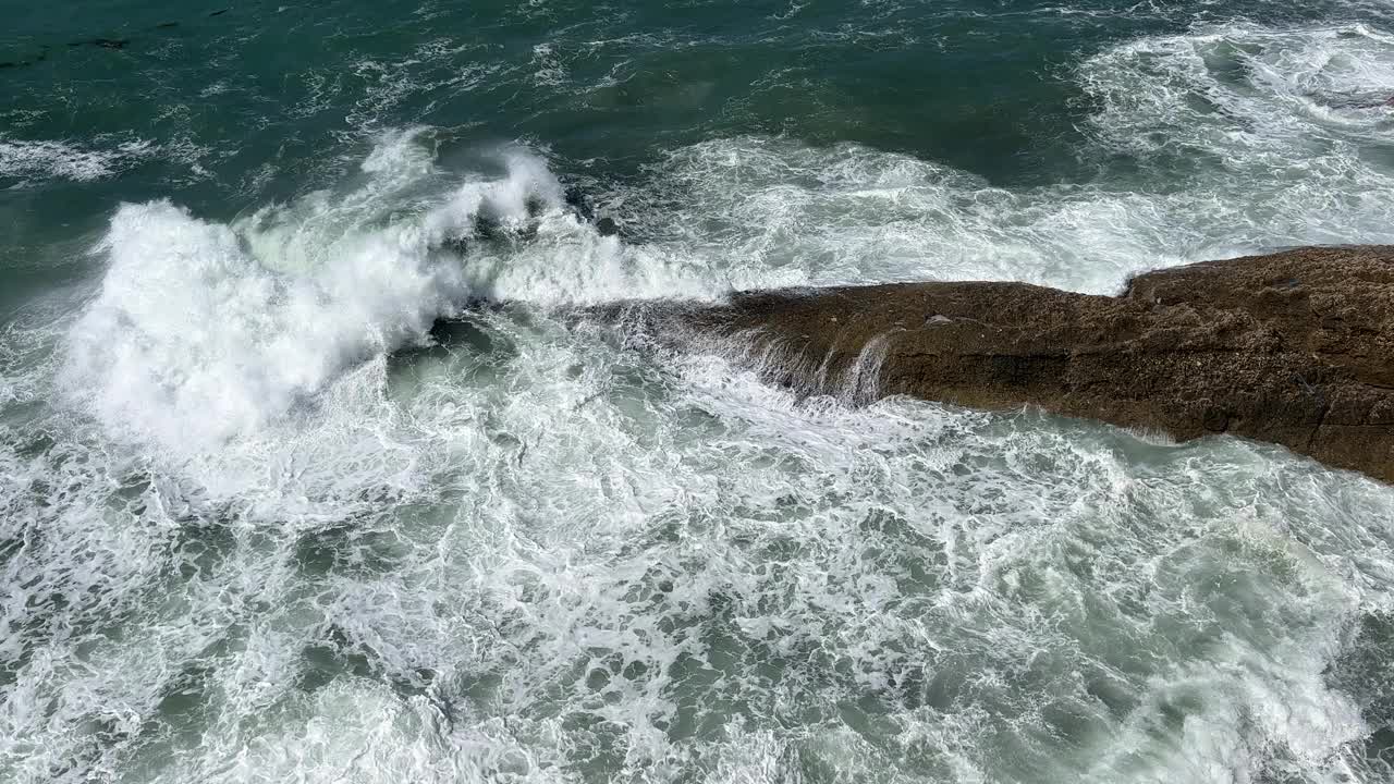 暴风雨时的海浪。视频素材