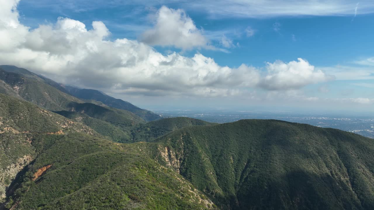 圣盖博山脉崎岖景观的航拍照片视频素材