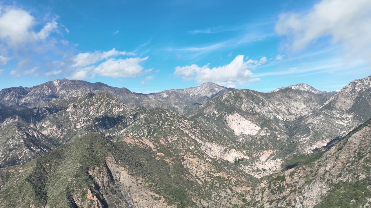 圣盖博山脉崎岖景观的航拍照片视频素材