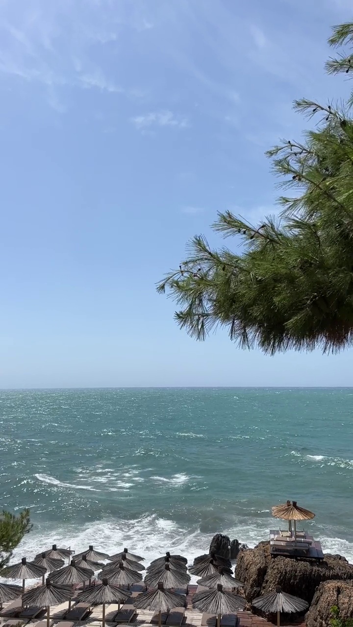 夏季，黑山亚得里亚海海岸的海滩，垂直视频。视频素材