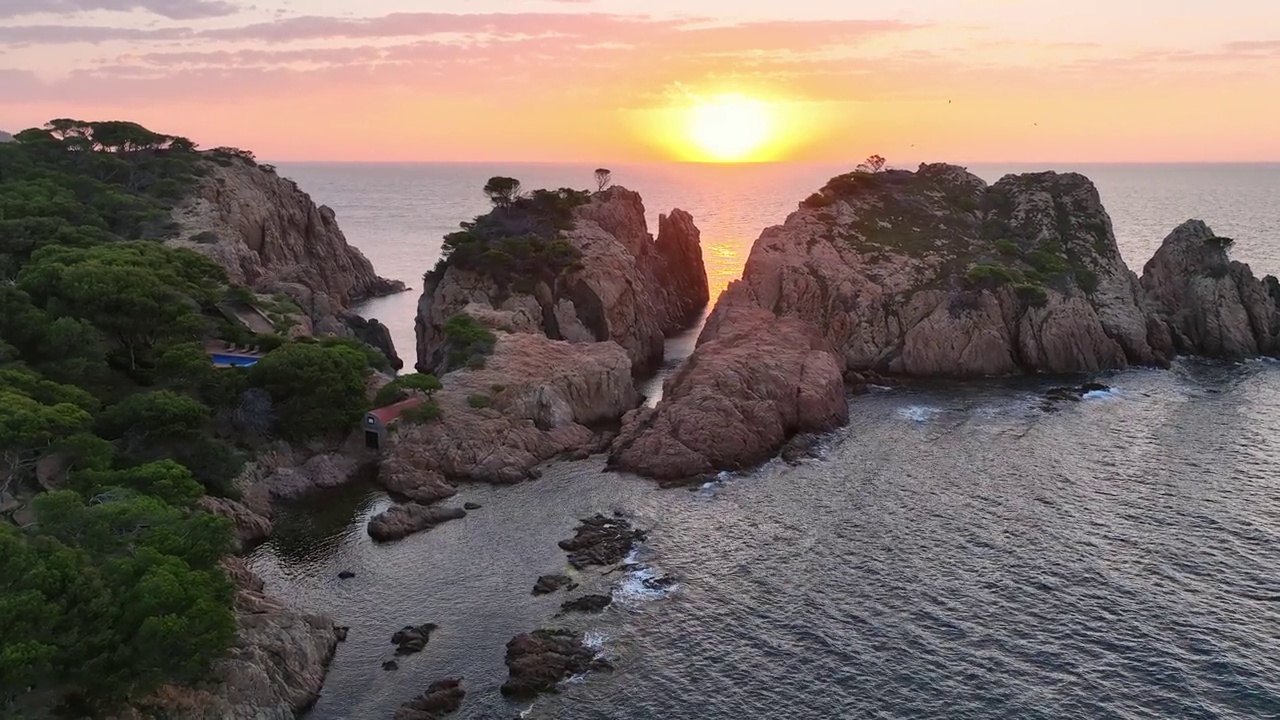 太阳升起在布拉瓦海岸，埃瓜谢利达，贝居角，西班牙视频素材