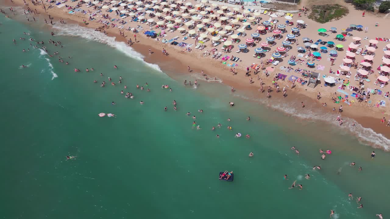 夏季保加利亚黑海海岸的鸟瞰图:一系列的酒店、游泳池和享受大海的人群。视频素材