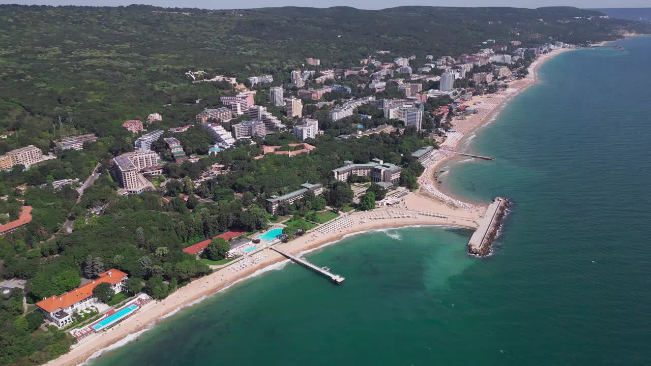 夏季保加利亚黑海海岸的鸟瞰图:一系列的酒店、游泳池和享受大海的人群。视频素材