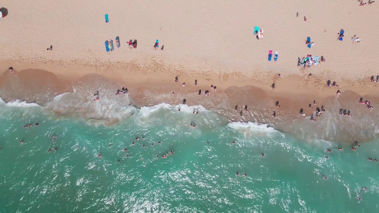 夏季保加利亚黑海海岸的鸟瞰图:一系列的酒店、游泳池和享受大海的人群。视频素材