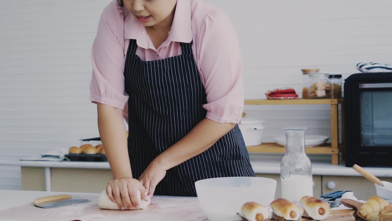 女面包师在准备面团视频素材